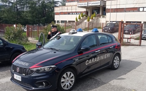 Paura a Porto Recanati, 35enne aggredisce i carabinieri