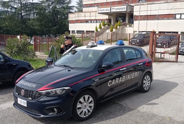 Paura a Porto Recanati, 35enne aggredisce i carabinieri