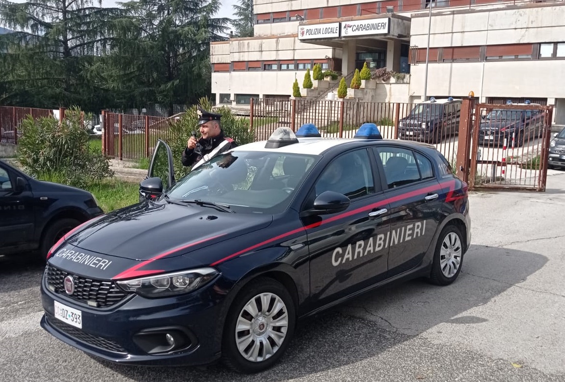 Paura a Porto Recanati, 35enne aggredisce i carabinieri