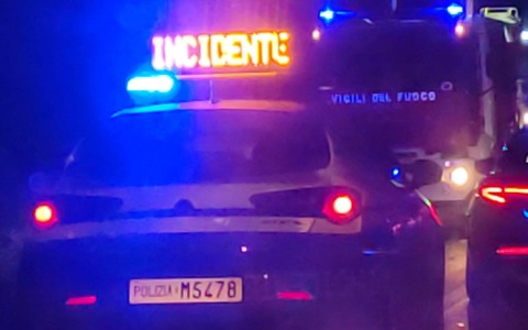 Furgone bloccato nel sottopasso del Castellaro a Civitanova
