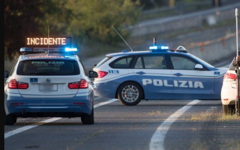Furgone contro un lampione a Trodica, un ferito lieve