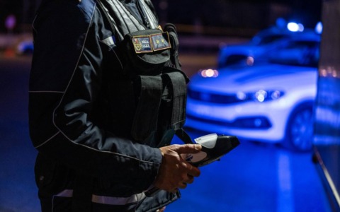 Tolentino, mamme e bambini ripuliscono la panchina vandalizzata